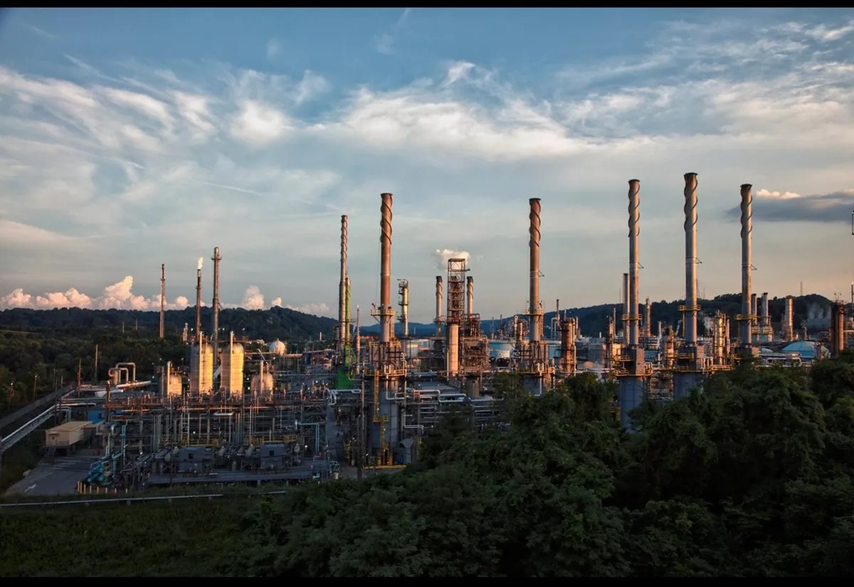 Petrochemische installatie met pijpleidingen, kolommen en schoorsteenpijpen